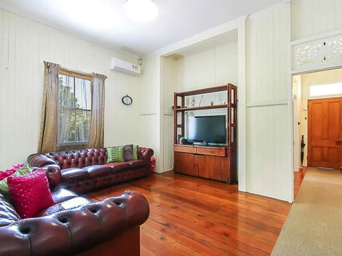 Charming Characterful Rustic-style Home Near The Gabba - Tourism Guide 0