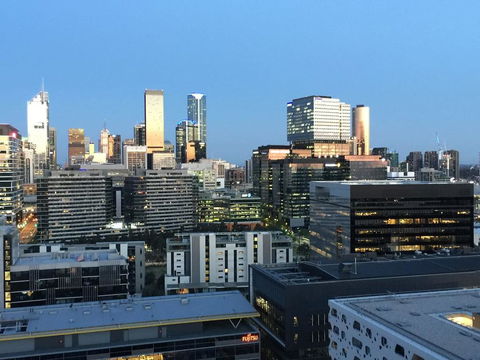 Chic, Modern & Stylish.Stunning Views,Free Parking - Travel Agents 3