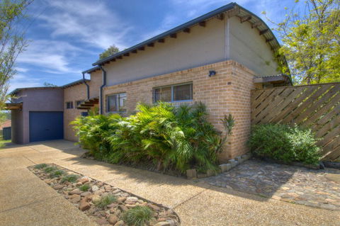 Chriscross Retreat 9 Cross Street - Travel Agents 1
