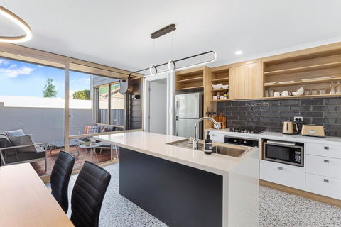 City Courtyard Apartment - Travel Search 0