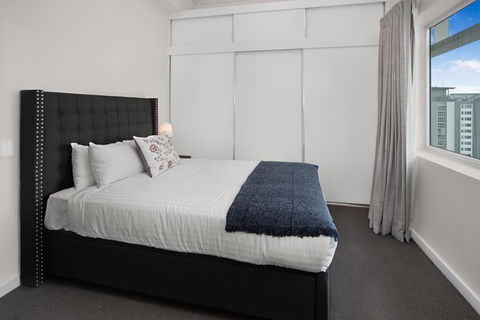 City-Centre Apartment With River Views And Balcony - Tourism Guide 1