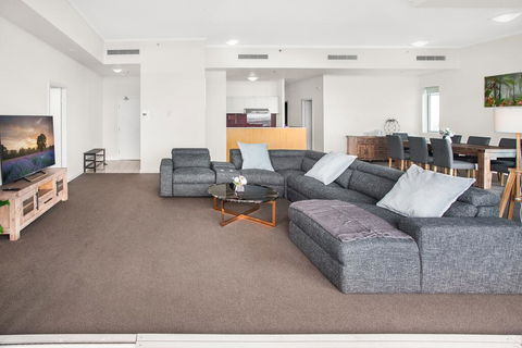 City-Centre Apartment With River Views And Balcony - Tourism Guide 0