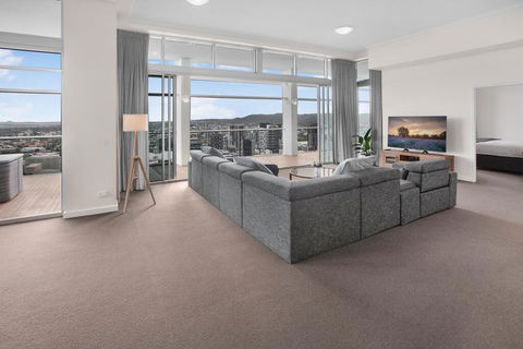 City-Centre Apartment With River Views And Balcony - Tourism Guide 2