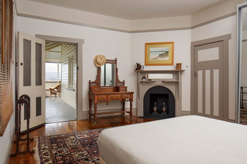 Classic Bungalow - Travel Agents 0