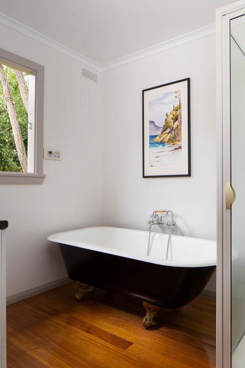 Classic Bungalow - Travel Agents 3