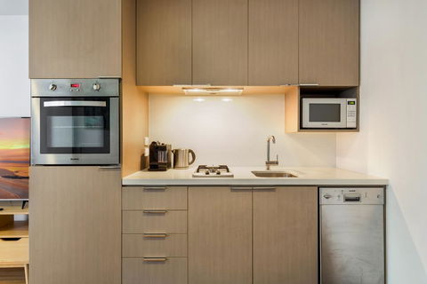 Clean Modern Apartment 15 Mins From City On Tram - Cruises Travel 3