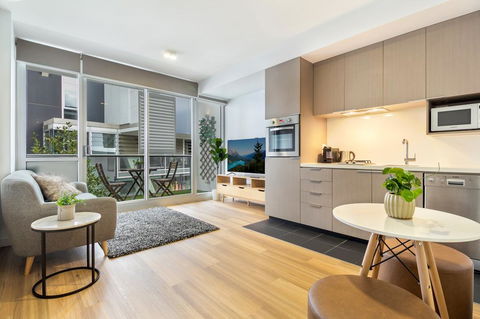 Clean Modern Apartment 15 Mins From City On Tram - Cruises Travel 0