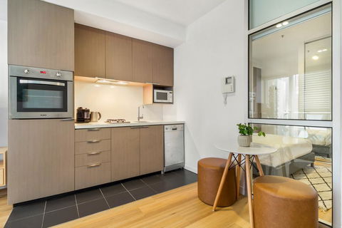 Clean Modern Apartment 15 Mins From City On Tram - Cruises Travel 2
