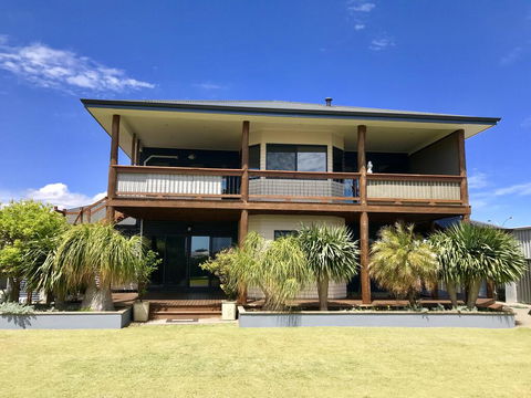 Coastal Paradise Holiday Home: Swimming Pool + WiFi - Travel Search 3