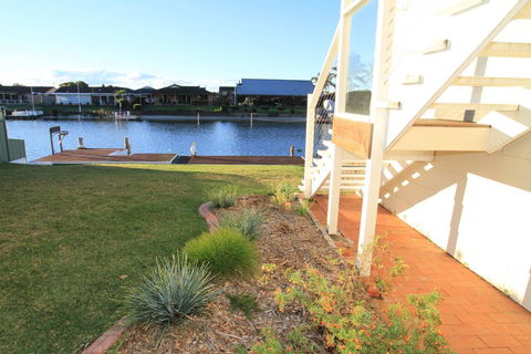 Cockatoo House - Travel Search 1