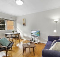 Comfy one-bedroom unit between city and airport - Travel Agents