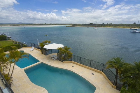 Commodore Apartments - Tourism Guide 0