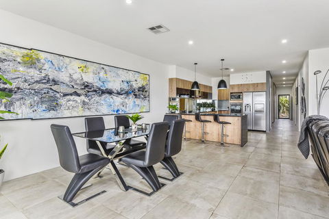 CONROE EXECUTIVE TOWNHOUSE - MODERN & STYLISH - Travel Search 2