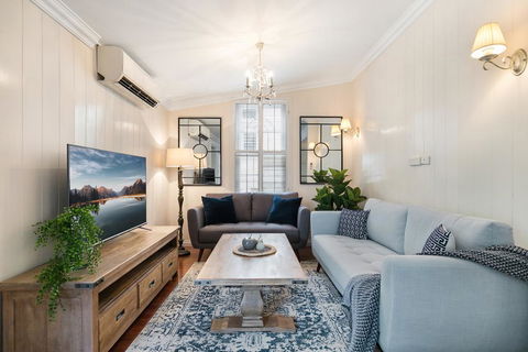 Contemporary Cottage In Perfect Lifestyle Address - Cruises Travel 0