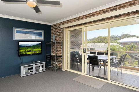Cottage Court 10 - Nelson Bay - Cruises Travel 1