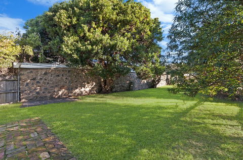 Cottage On James Circa:1855 - Modern Historic - Travel Search 3