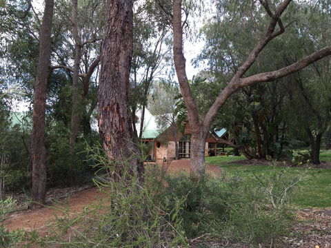 Country Retreat On 1 Acre With Pool, Hot Tub Surrounded By Trees - Travel Search 0