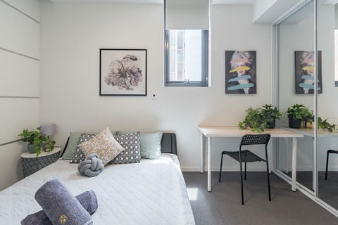 Cozy 2BR Apt 1MinWalkToTrain Bus Shopping Sleeps8 - Cruises Travel 0