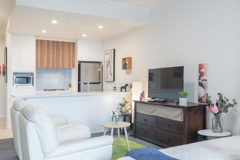 Cozy 2BR Apt 1MinWalkToTrain Bus Shopping Sleeps8 - Cruises Travel 2