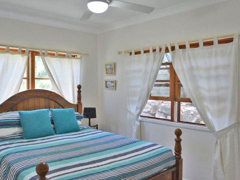 Cuddles Cottage' 4 Christmas Bush Avenue - Pet Friendly Holiday House Near Dutchies - Cruises Travel 3