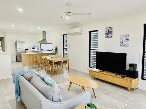 DAYDREAMING Airlie Beach, Water Views & Only 200m To Boardwalk. - Tourism Guide 0