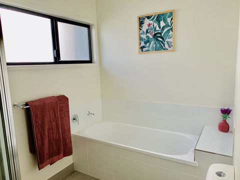 DAYDREAMING Airlie Beach, Water Views & Only 200m To Boardwalk. - Tourism Guide 3