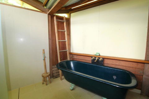 Delicate Nobby Artist Studio, 898 Point Plomer Road - Cruises Travel 3
