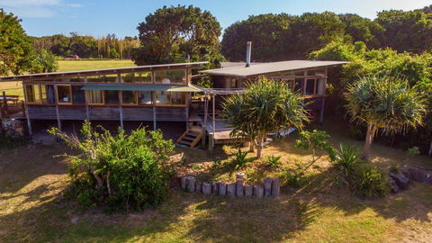 Delicate Nobby Artist Studio, 898 Point Plomer Road - Cruises Travel 0