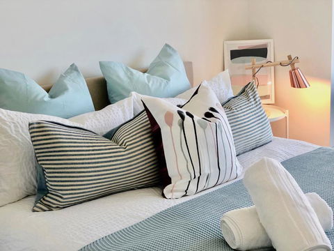 Deluxe And Brand New Lakeside Apartment - Tourism Guide 0
