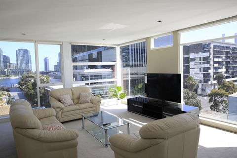 Docklands Luxury Penthouse Right Above The District Docklands - Travel Search 2
