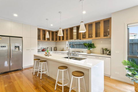 Dromana 300m Beach Shops And Cafes Table Tennis - Travel Search 1