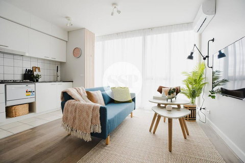 Elegant 2BR Abode Within Melbourne CBD FREE WIFI - Tourism Guide 1