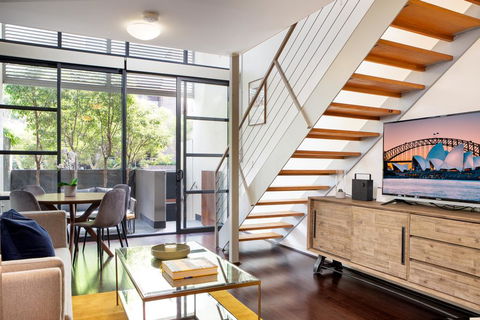 Elegant Loft Perfect For Inner City Explorers - Cruises Travel 0
