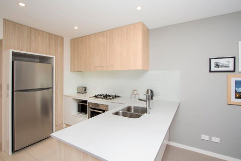 Elite Elegance 2BR@Hamilton APT With Parking - Tourism Guide 1
