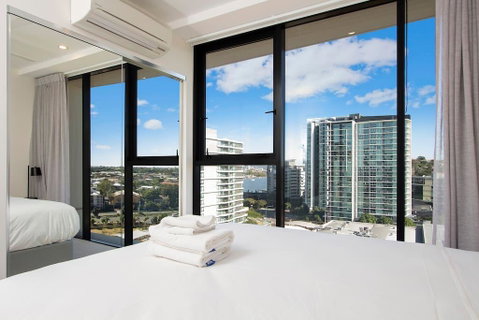 Elite Elegance 2BR@Hamilton APT With Parking - Tourism Guide 3
