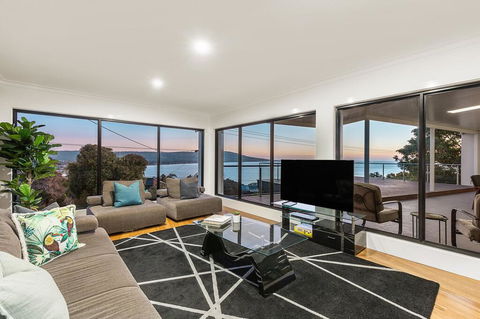 Ellerina Sea Vista Luxury Family Retreat With Sauna, Pool, Amazing Water Views, Walk To Beach - Travel Search 3