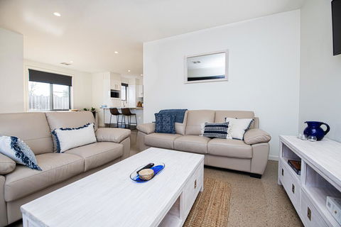 Endsleigh II - Cosy 2 Bedroom Villa, Free Wifi, Near CBD - Travel Search 2