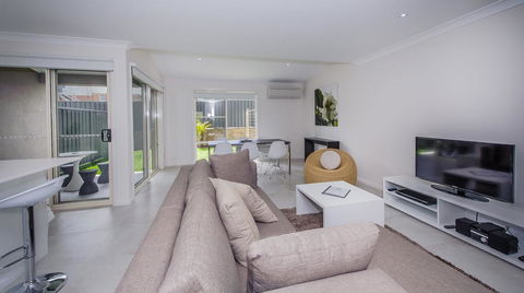Escape At Nobbys Executive Townhouse 1 74 Pacific Drive - Travel Agents 2