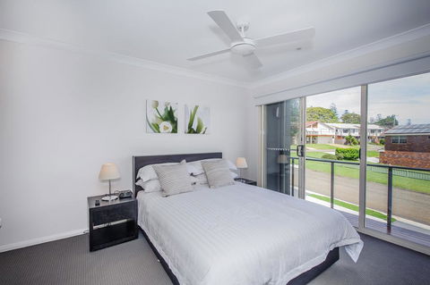 Escape At Nobbys Executive Townhouse 1 74 Pacific Drive - Travel Agents 3