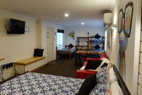Esk Wivenhoe Motor Inn - Cruises Travel 3