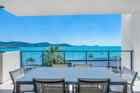 Executive On Whisper Bay - Cannonvale - Tourism Guide 0
