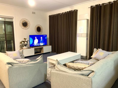Family Home In Prime Location Melbourne - Travel Search 1