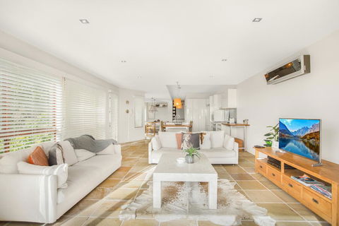 Family House With BBQ Deck, Water View And Parking - Travel Search 0