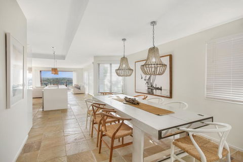 Family House With BBQ Deck, Water View And Parking - Travel Search 3