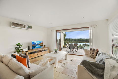 Family House With BBQ Deck, Water View And Parking - Travel Search 1