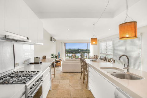 Family House With BBQ Deck, Water View And Parking - Travel Search 2