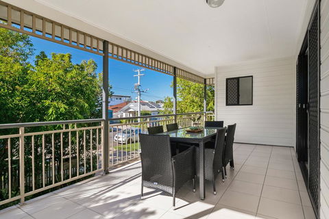 Family-Size Duplex In Quiet Neighbourhood - Cruises Travel 3