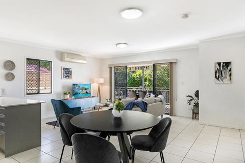 Family-Size Duplex In Quiet Neighbourhood - Cruises Travel 2