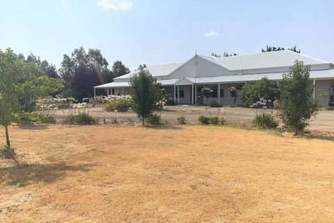 Farm House At The Gateway To The King Valley - Travel Search 2