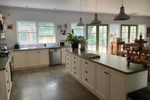 Farm House At The Gateway To The King Valley - Travel Search 3